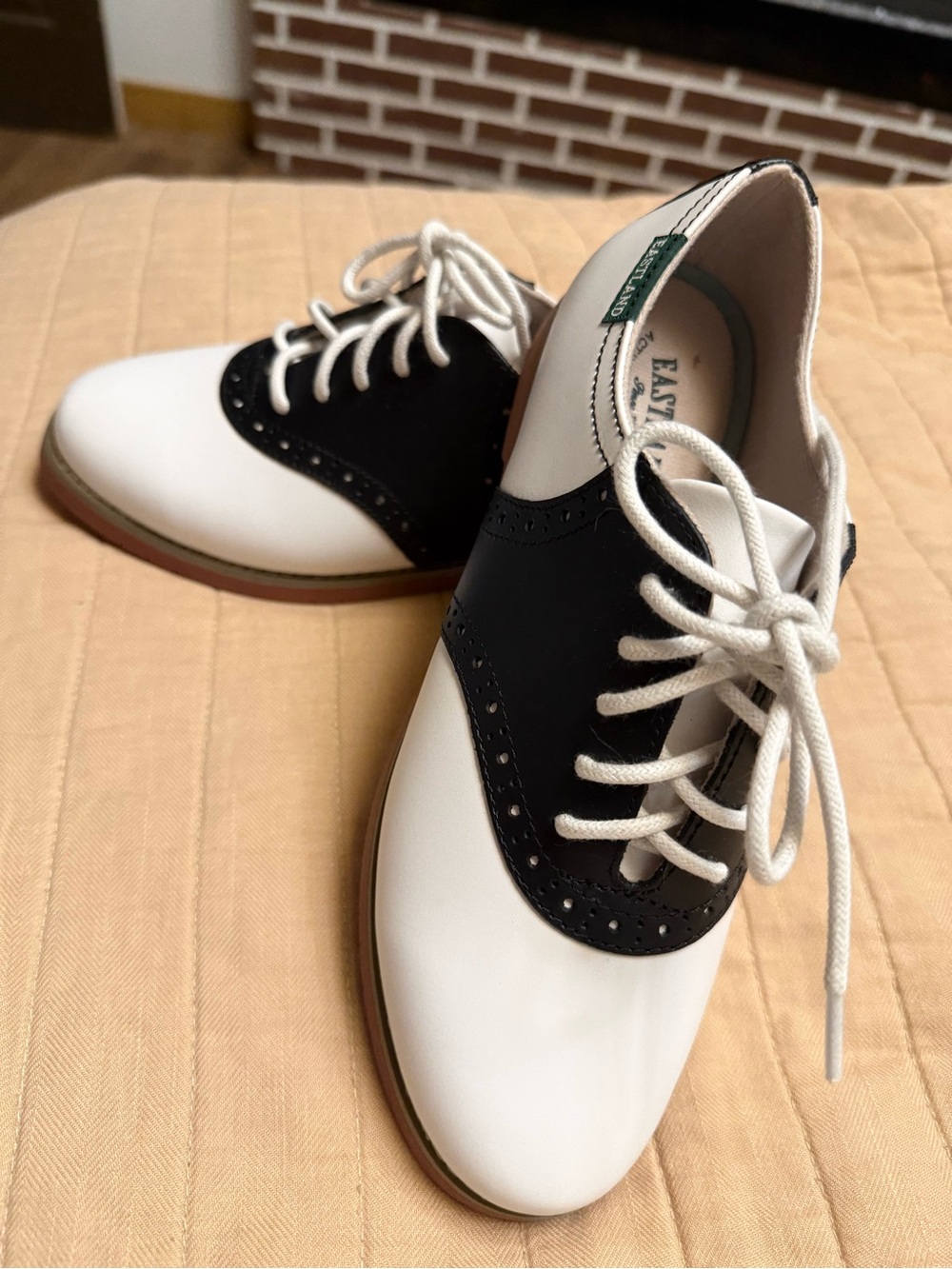 NWOT Eastland Classic Two-Tone Women's Saddle Oxford Shoes - White & Black